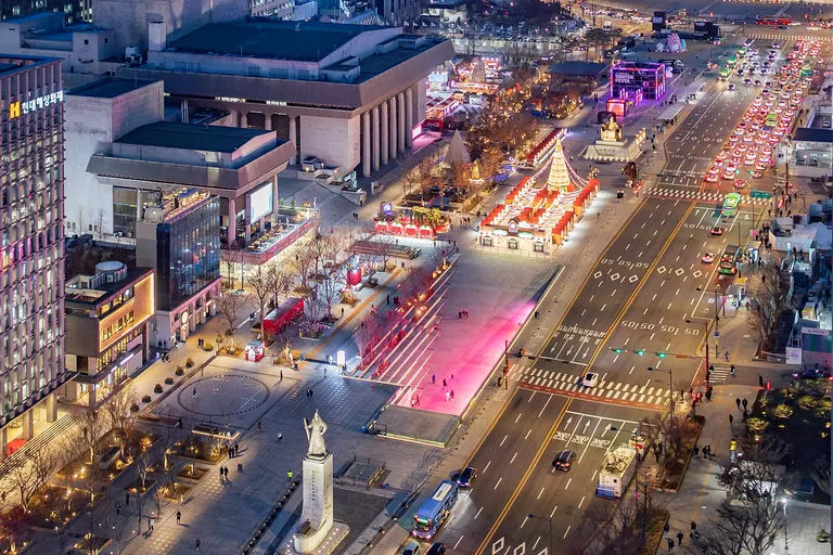 Gwanghwamun Square and Gwanghwamun Gate at night