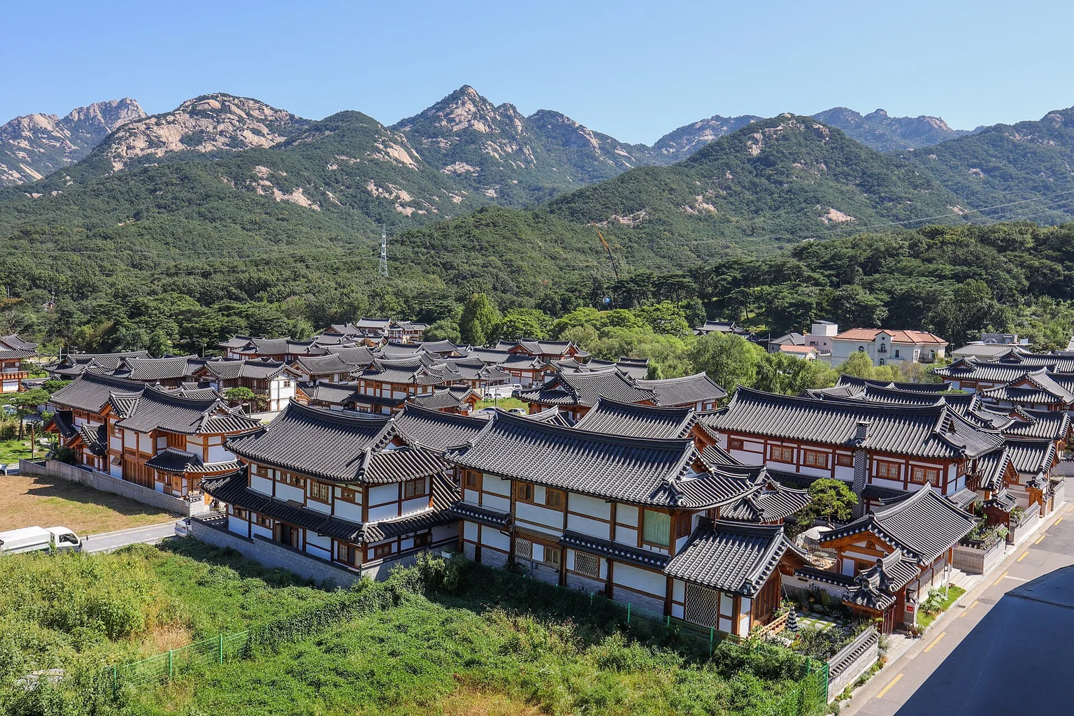 Eunpyeong Hanok Village below Bukhansan