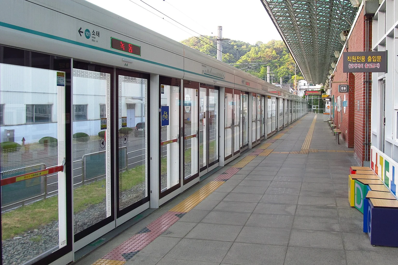 Platform at Nokdong Station in Gwangju